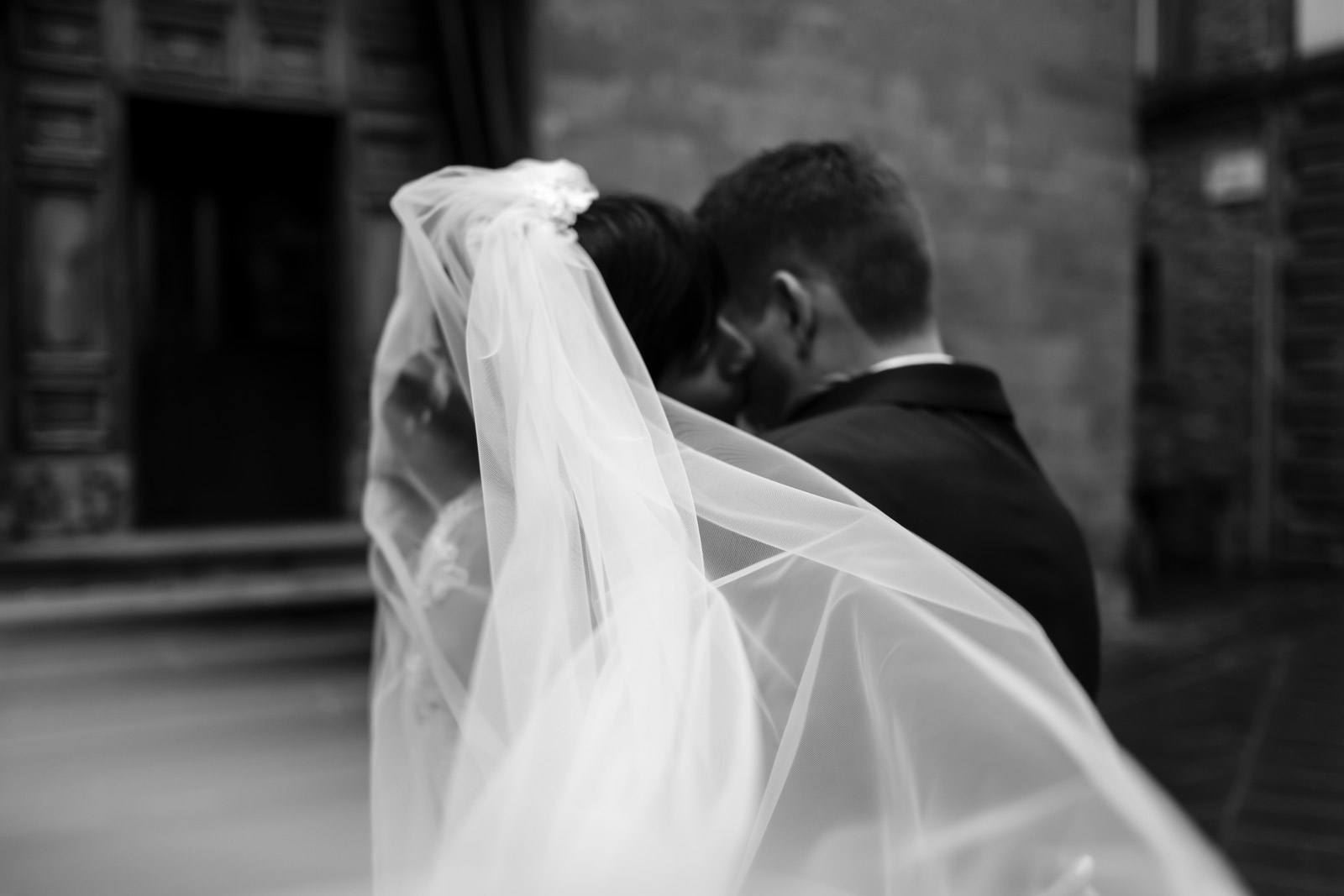 matrimonio a vitorchiano, vitorchiano, fabrica di roma, gloria proietti, giuseppe caccia, fedi nuziali, foto non in posa, fotografo di matrimonio di viterbo, fotografo di reportage matrimoniale, fotografo di matrimonio di reportage, viterbo, foto non in posa, emozioni, empatia, fotografi di emozioni, fiabe di luce, baci degli sposi, scambio di sguardi, il germoglio, fiori, comune di vitorchiano, sposarsi a vitorchiano, empatia, discrezione, ballo degli sposi, bacio degli sposi, baciarsi, amarsi, stringersi, sposarsi nella tuscia, fotografo di matrimonio della tuscia, fotografo di matrimonio nella tuscia, tuscia fotografica, anelli nuziali, chiesa della madonna del ruscello, vallerano, chiesa di vallerano, maggiolone volkswagen, macchina degli sposi, macchina della sposa, sposarsi con la pioggia, pioggia, matrimonio piovoso, preparativi dello sposo, preparativi della sposa, trucco, acconciatura della sposa, fratelli, sorelle, amici degli sposi, scherzi degli sposi, nando al pallone, nando al pallone vitorchiano, ristorante vitorchiano, piscina, fotografo emozionale