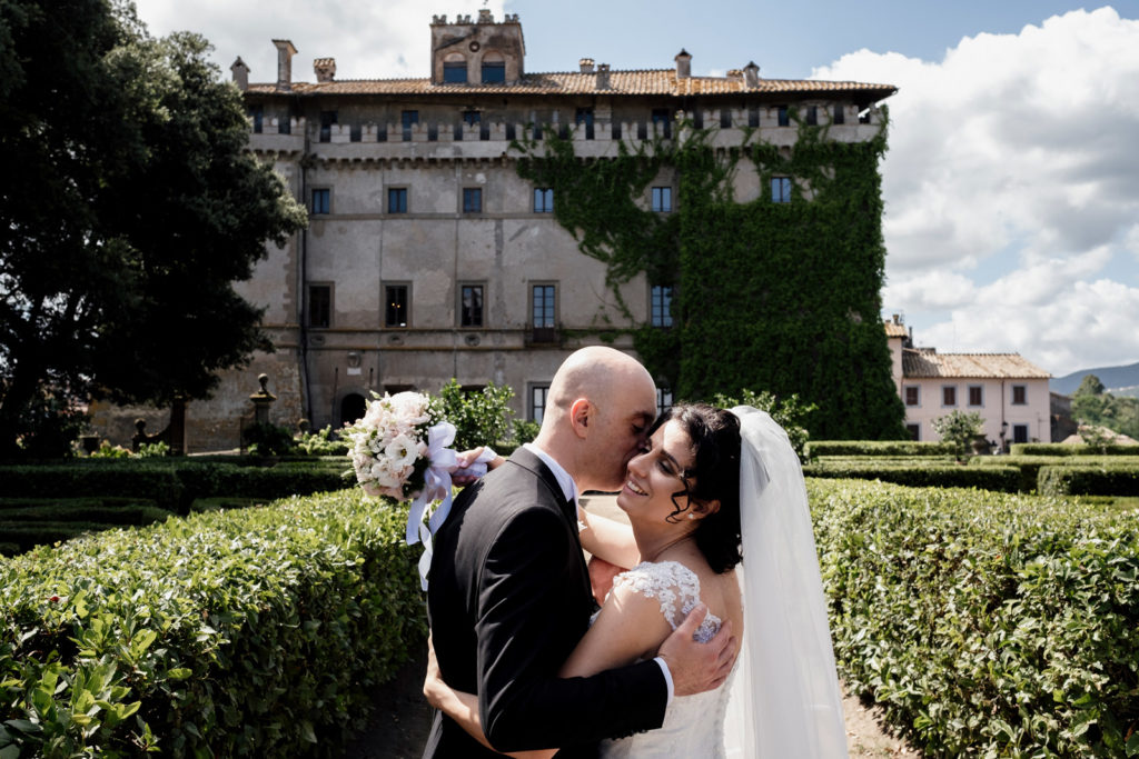 Preparativi dello sposo, preparativi della sposa, soriano nel cimino, vallerano, matrimonio in chiesa, matrimonio d’amore, sposarsi nella tuscia, sposarsi a vallerano, sposarsi a soriano nel cimino, foto non in posa, fotografia di reportage, reportage matrimoniale, fotografo di matrimonio, fotografo di matrimonio di viterbo, fotografo di matrimonio di roma, luca storri fotografo, villa finisterre, fabrica di roma, sposarsi a fabrica di roma, viterbo, santuario della madonna del ruscello, madonna del ruscello, ballo degli sposi, momenti unici, empatia, simpatia, amore, vero amore, fotografia spontanea, spontaneità, sposarsi nel 2020, matrimonio a vallerano, giochi degli sposi, matrimonio a villa finisterre, villa privata, amici degli sposi, riconoscere gli sposi, villa con piscina, vignanello, matrimonio a vignanello