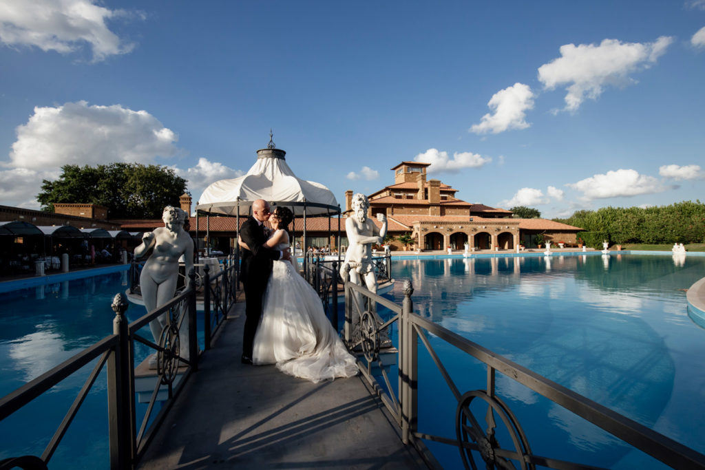 Preparativi dello sposo, preparativi della sposa, soriano nel cimino, vallerano, matrimonio in chiesa, matrimonio d’amore, sposarsi nella tuscia, sposarsi a vallerano, sposarsi a soriano nel cimino, foto non in posa, fotografia di reportage, reportage matrimoniale, fotografo di matrimonio, fotografo di matrimonio di viterbo, fotografo di matrimonio di roma, luca storri fotografo, villa finisterre, fabrica di roma, sposarsi a fabrica di roma, viterbo, santuario della madonna del ruscello, madonna del ruscello, ballo degli sposi, momenti unici, empatia, simpatia, amore, vero amore, fotografia spontanea, spontaneità, sposarsi nel 2020, matrimonio a vallerano, giochi degli sposi, matrimonio a villa finisterre, villa privata, amici degli sposi, riconoscere gli sposi, villa con piscina, vignanello, matrimonio a vignanello