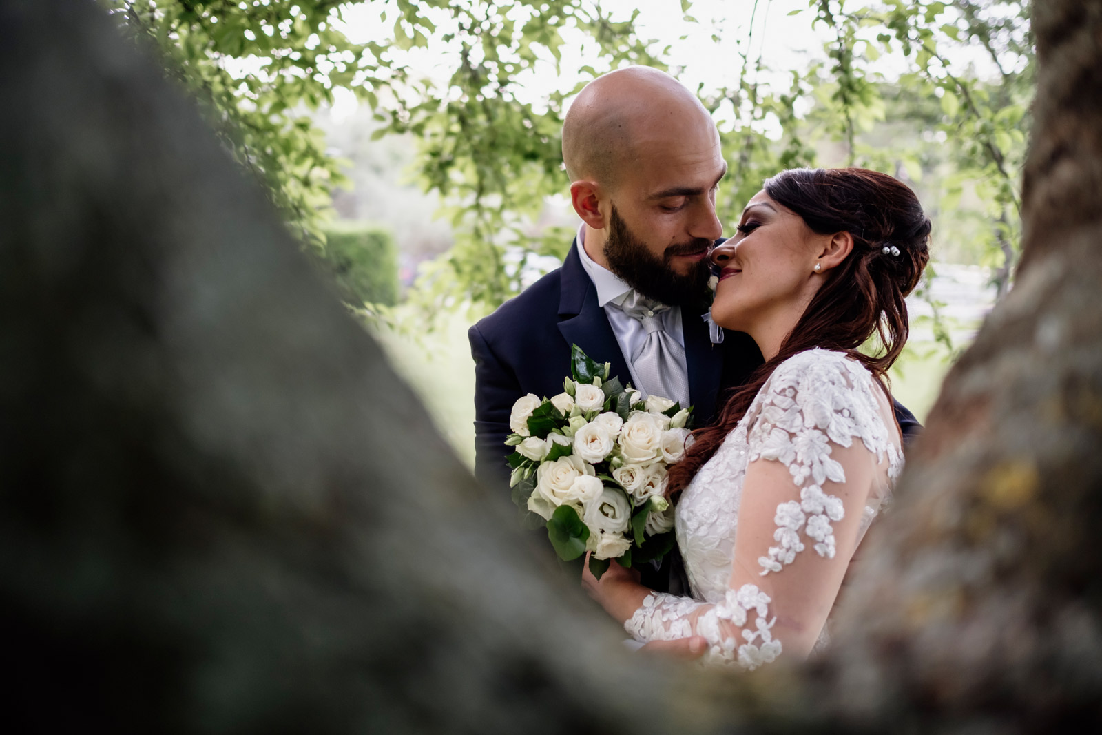 matrimonio a villa york, luca storri fotografo, fotografo di reportage, fotografo di matrimonio di reportage, fotografo fabrica di roma, matrimonio a nepi, sorriso della sposa, foto autentiche, fabrica di roma, nepi, tuscia, nicoletta taschini, foto senza posa, foto no posa, acconciatura spose, sguardo della sposa, reportage, fotografo di matrimonio della tuscia, viterbo, fotografo di matrimonio nella tuscia, sorelle, sposarsi durante il palio dei borgia, borgia, sposarsi, amarsi, amare, creare, nicoletta taschini, emiliano tiseo, valle del baccano, villa york, villa per ricevimenti, ricevimento di nozze, ballo della sposa, ballare, ballo degli sposi, bacio degli sposi, baciarsi