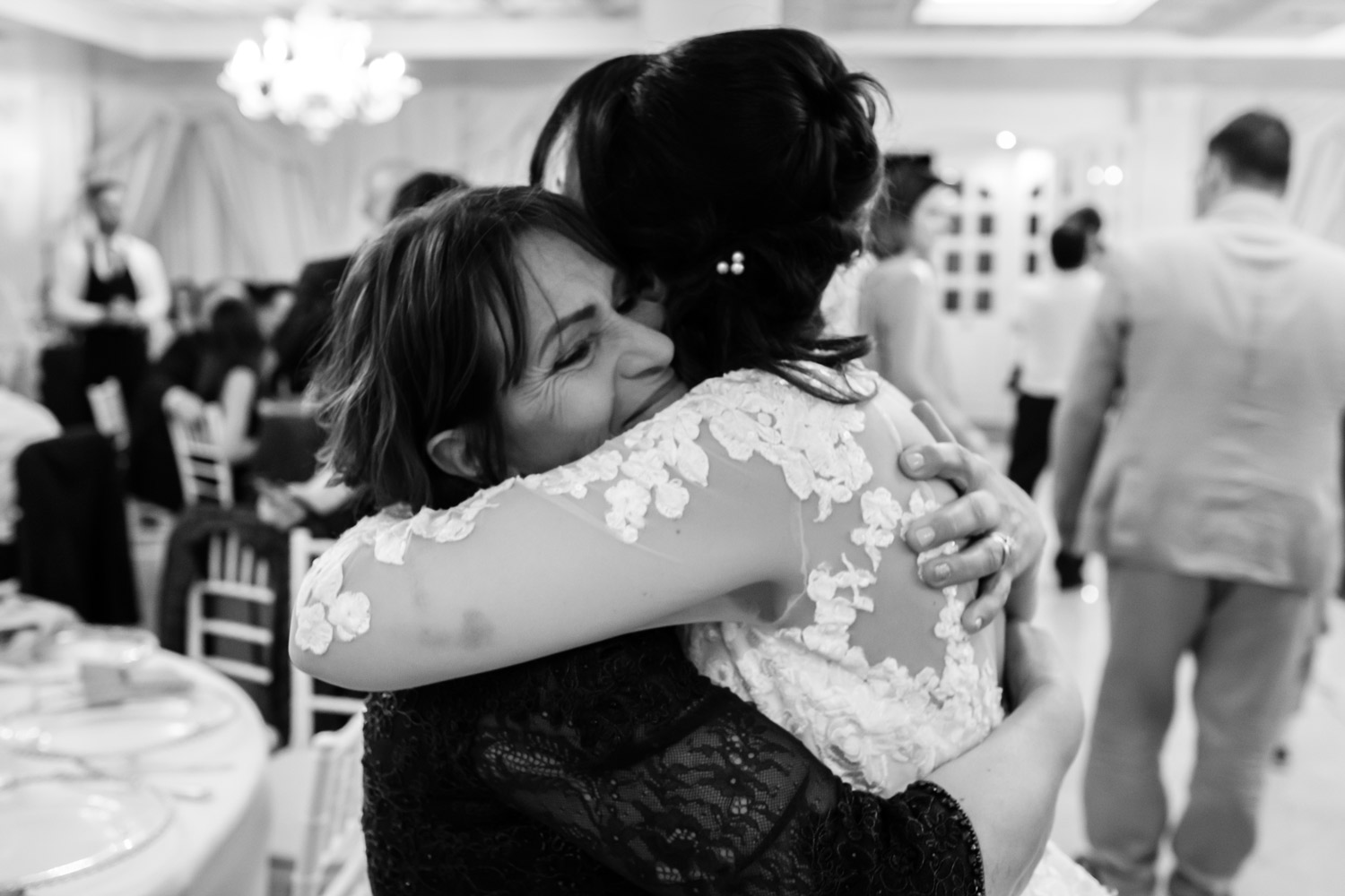 matrimonio a villa york, luca storri fotografo, fotografo di reportage, fotografo di matrimonio di reportage, fotografo fabrica di roma, matrimonio a nepi, sorriso della sposa, foto autentiche, fabrica di roma, nepi, tuscia, nicoletta taschini, foto senza posa, foto no posa, acconciatura spose, sguardo della sposa, reportage, fotografo di matrimonio della tuscia, viterbo, fotografo di matrimonio nella tuscia, sorelle, sposarsi durante il palio dei borgia, borgia, sposarsi, amarsi, amare, creare, nicoletta taschini, emiliano tiseo, valle del baccano, villa york, villa per ricevimenti, ricevimento di nozze, suocera, abbracciare