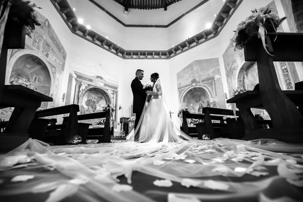 reportage, matrimonio, fabrica di roma, tuscia, amore, vero amore, sposarsi, sposi, finalmente sposi, luca storri fotografo, fotografo fabrica di roma, guardare, amore a prima vista