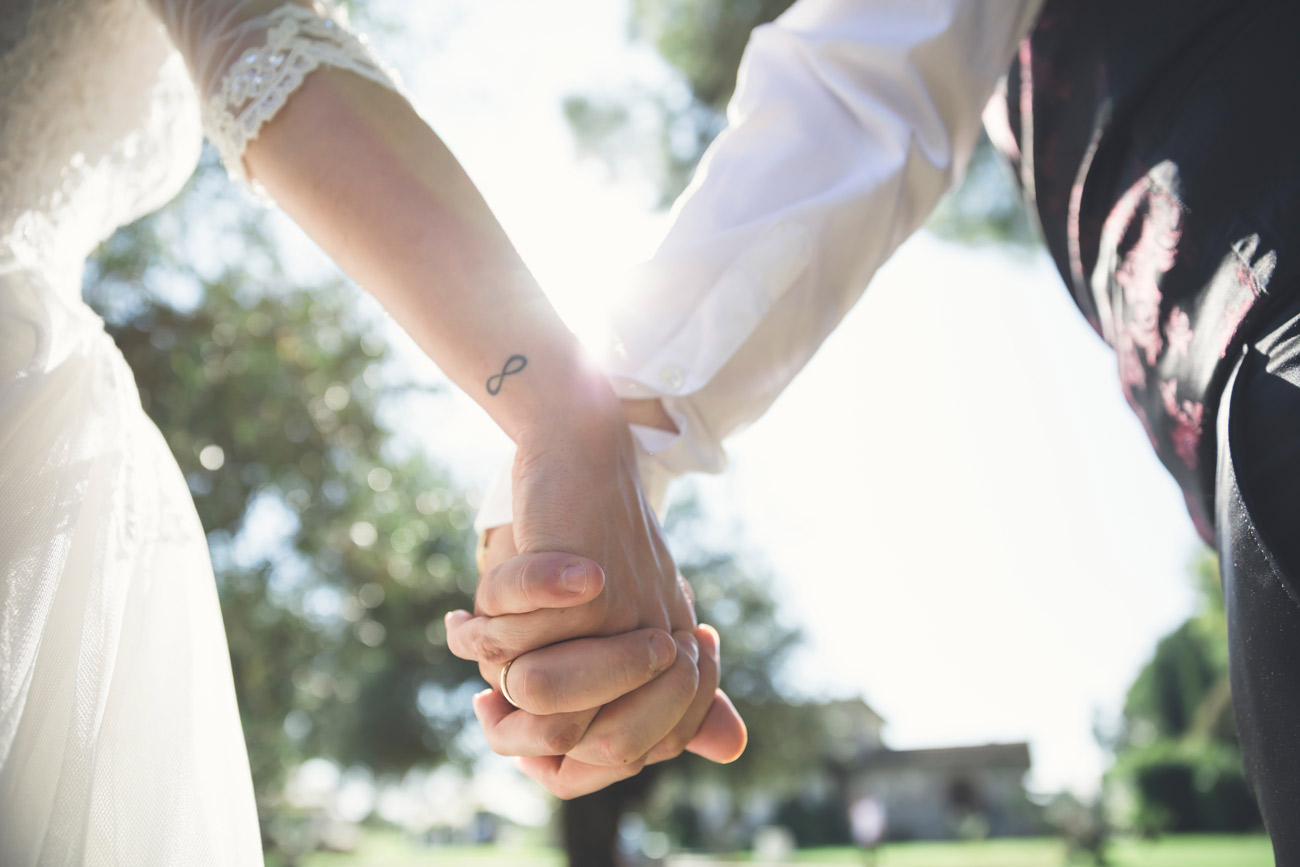 reportage, mano nella mano, tattoo, villa di veio, matrimonio, sposi, sposa, sposo, amore, vero amore, natura, villa privata, silvia e stefano, silvia, stefano, cesano, fabrica di roma