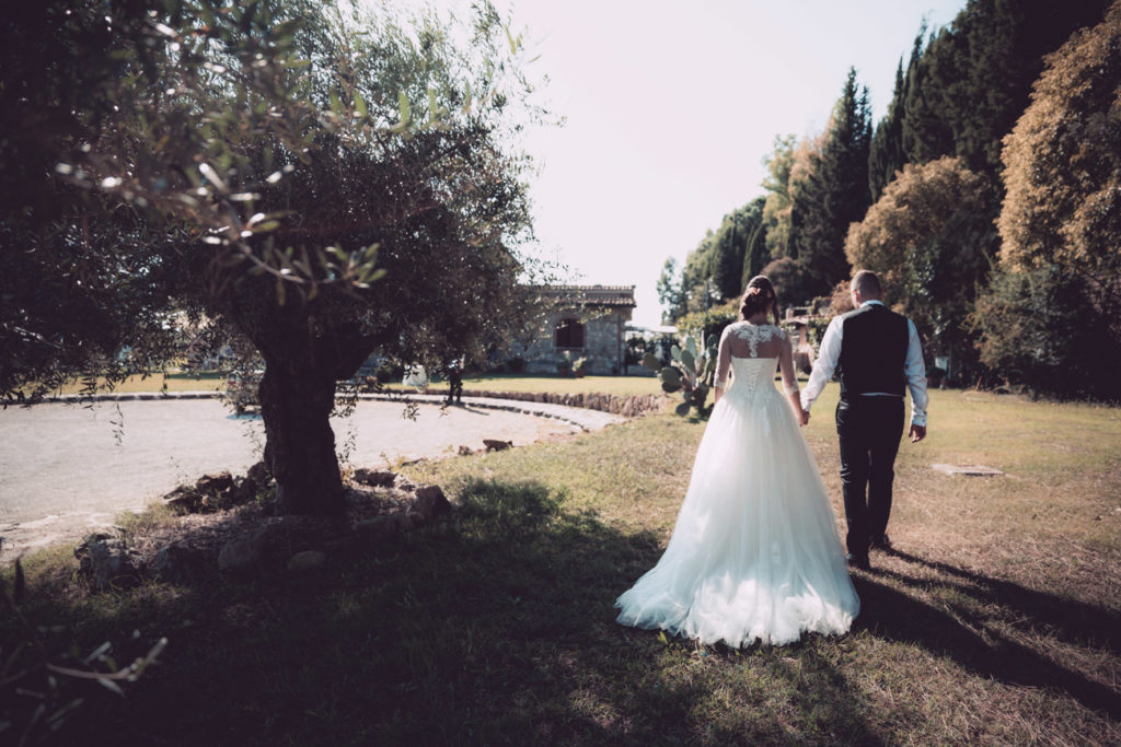 reportage, luca storri fotografo, cesano, fabrica di roma, matrimonio, silvia e stefano, sposi, sposarsi, villa privata, camminare, mano nella mano