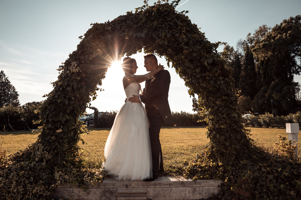 matrimonio a fabrica di roma, matrimonio a cesano, matrimonio a villa di veio, sposarsi nella tuscia, matrimonio nella tuscia, luca storri fotografo, fotografo di viterbo, fotografo della tuscia, fotografo di roma, fotografo nella tuscia, no foto in posa, catturare emozioni, emozioni, tramonto, sposarsi al tramonto, sposarsi in villa, arco degli innamorati