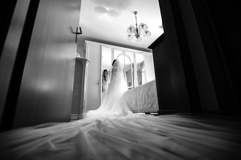 reportage, vestito sposa, eleganza, luca storri fotografo, matrimonio, matrimonio a fabrica di roma, vestito lungo, velo, vestito della sposa, casa della sposa, preparazione sposa, attimi