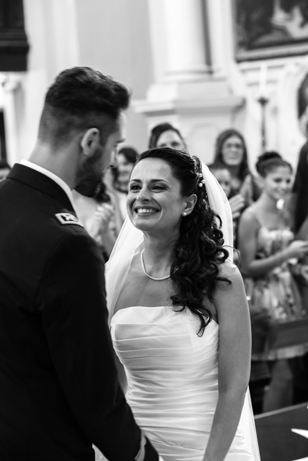 sguardi degli sposi, felicità, matrimonio a fabrica di roma, matrimonio nella tuscia, fotografo della tuscia, fotografo di roma, fotografo di viterbo, fotografo di fabrica di roma, fotografia di reportage, no foto in posa, viterbo, roma, chiesa collegiata san silvestro papa, amarsi, sposarsi, ricerca della felicità, luca storri fotografo