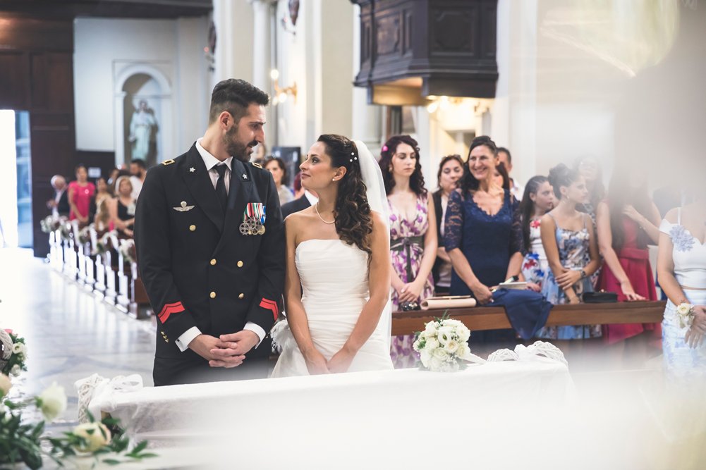 matrimonio a fabrica di roma, rito religioso, chiesa collegiata san silvestro papa, guardarsi, sguardi degli sposi, fotografo di viterbo, fotografo di roma, roma, viterbo, tuscia, vero amore, essere felici, matrimonio felice, matrimonio senza pensieri, no foto in posa