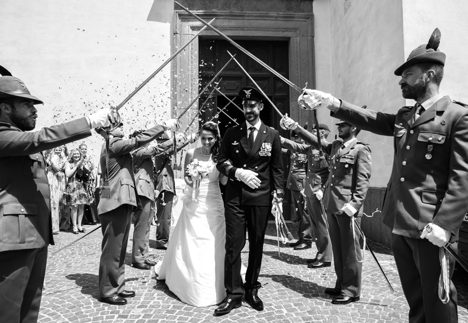 picchetto d'onore, picchetto militare, militari, alpini, patrioti, matrimonio a fabrica di roma, matrimonio nella tuscia, matrimonio felice, uscita dalla chiesa, luca storri fotografo, viterbo, fabrica di roma, roma, soriano nel cimino, tuscia, agro falisco, fotografo di viterbo, fotografo di fabrica di roma, fotografo di roma, raccontare emozioni, no foto in posa, via roma 32, felicità