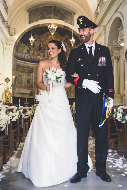 matrimonio a fabrica di roma, uscita degli sposi, chiesa collegiata san silvestro papa, matrimonio nella tuscia, fotografo della tuscia, fotografo nella tuscia, tuscia, fabrica di roma, roma, viterbo, fotografo di viterbo, fotografo di roma, fotografo di fabrica di roma, fotografo di reportage, luca storri fotografo, vestito da sposa, vestito da sposo, abito militare d'onore, picchetto militare, picchetto nel matrimonio, agro falisco