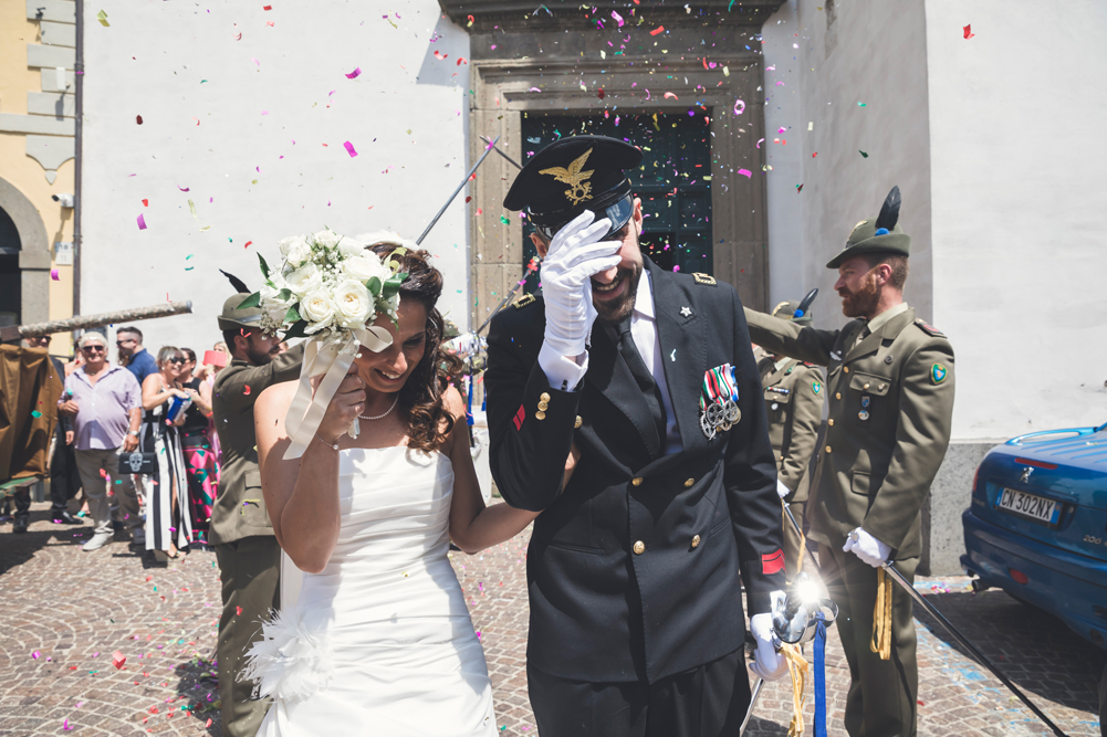 no foto in posa, fabrica di roma, matrimonio a fabrica di roma, viterbo, roma, italia, lazio, matrimonio nella tuscia, raccontare un matrimonio, fotografo di viterbo, fotografo di roma, fotografo di reportage, luca storri fotografo, uscita degli sposi, festeggiamenti sposi, amici, coriandoli, riso per gli sposi, felici