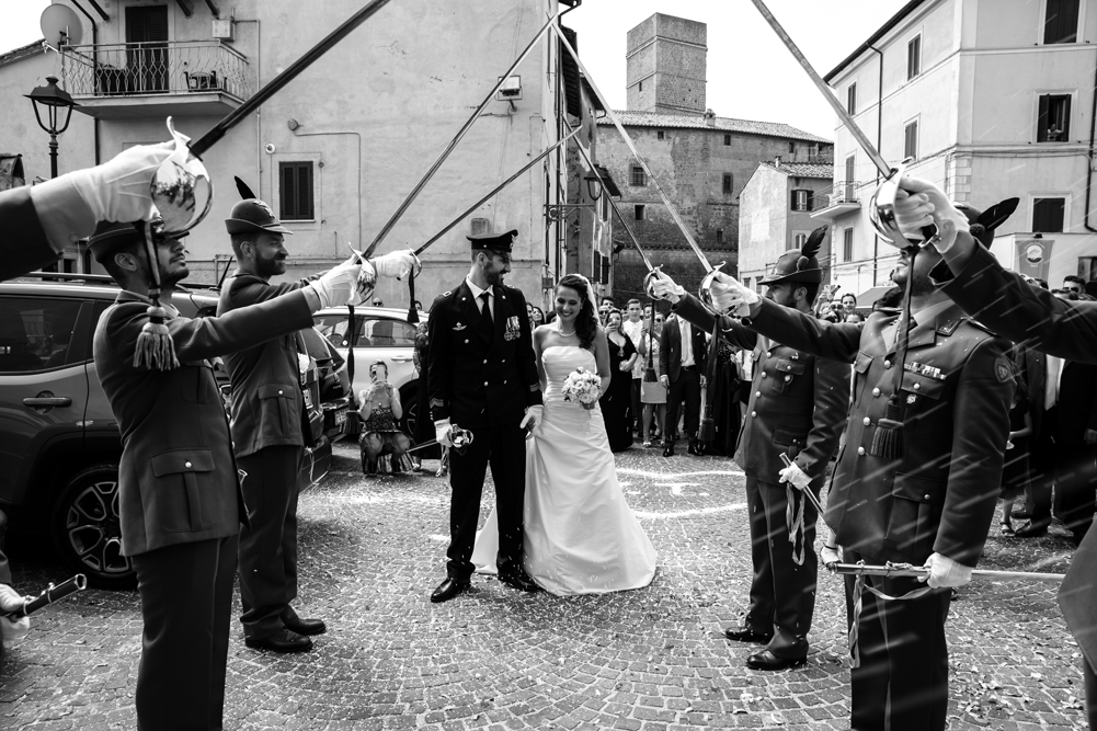 picchetto d'onore, picchetto militare, fabrica di roma, torre di fabrica di roma, piazza di fabrica di roma, matrimonio a fabrica di roma, fotografo di viterbo, fotografo di roma, fotografo nella tuscia, fotografo della tuscia, tuscia, viterbo, lazio, italia, luca storri fotografo, no foto in posa, essere felici, sposi felici