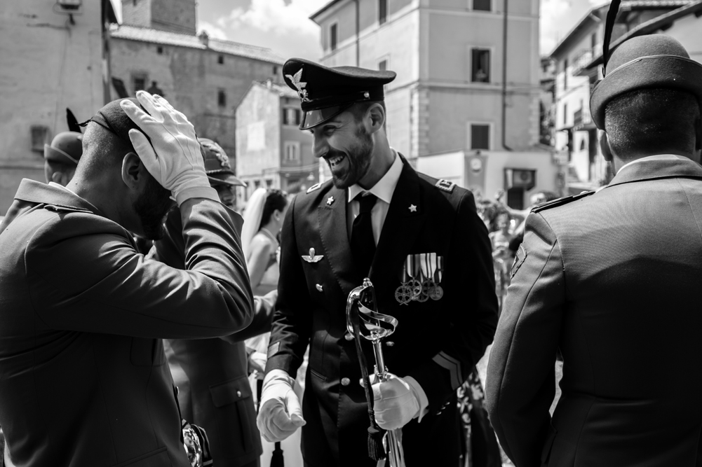 militari, alpini, fratellanza, sposarsi con un militare, divisa alto rango, matrimonio a fabrica di roma, matrimonio nella tuscia, tuscia, viterbo, fabrica di roma, via roma 32, luca storri fotografo, fotografo di viterbo, fotografo di roma, fotografo di reportage, raccontare momenti, raccontare emozioni, agro falisco, piazza di fabrica di roma, emozioni