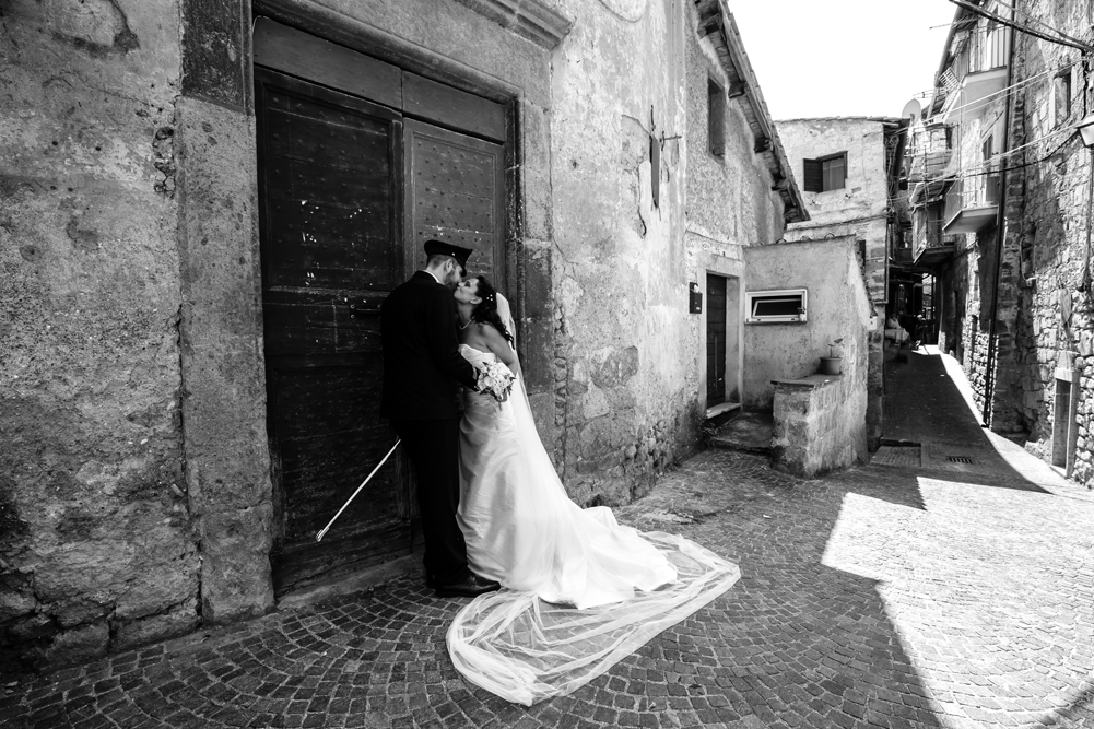 fabrica di roma, borgo storico, borgo storico di fabrica di roma, chiesa, matrimonio a fabrica di roma, fotografo di reportage, raccontare emozioni, no foto in posa, fotografo di viterbo, fotografo di roma, fotografo nella tuscia, fotografo della tuscia, tuscia matrimoni, merinda spose atelier, baci degli sposi