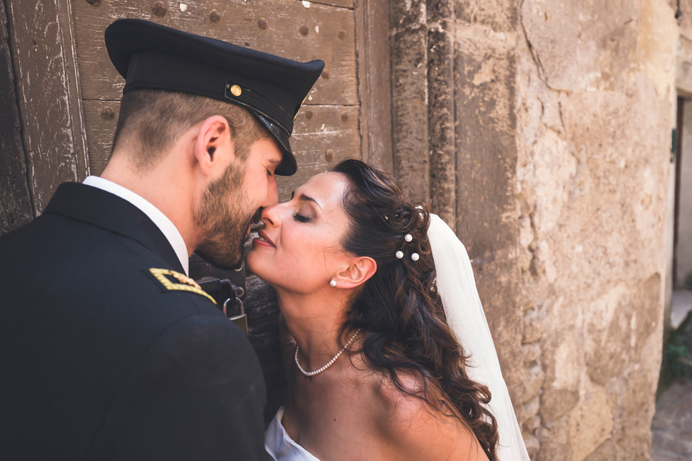 luca storri fotografo, matrimonio a fabrica di roma, tamara e vincenzo, sposarsi un militare, merinda spose atelier, bacio degli sposi, borgo storico di fabrica di roma, fotografo di viterbo, fotografo di fabrica di roma, fotografo di reportage, fotografo nella tuscia, fotografo della tuscia, no foto in posa