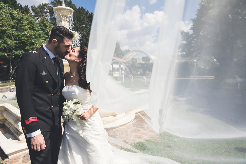 matrimonio a fabrica di roma, matrimonio nella tuscia, luca storri fotografo, gioia, sposarsi un militare, alpino, alpini, alta uniforme militare, fotografo della tuscia, fotografo nella tuscia, fotografo di viterbo, fotografo di roma, fotografo di reportage, raccontare emozioni, tuscia, viterbo, ristorante i due cigni, i due cigni, ristorante vintage, bacio degli sposi