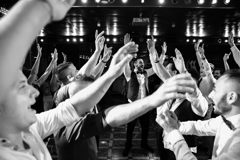 ballo, ballare, ballare con gli amici, trenino con la sposa, luca storri fotografo, matrimonio a fabrica di roma, matrimonio nella tuscia, matrimonio a viterbo, fotografo di viterbo, fotografo di roma, fotografo nella tuscia, fotografo della tuscia, tuscia matrimoni, merinda spose atelier, vestito della sposa, ricevimento nuziale, ristorante i due cigni, luca storri fotografo, no foto in posa, amici degli sposi, via roma 32