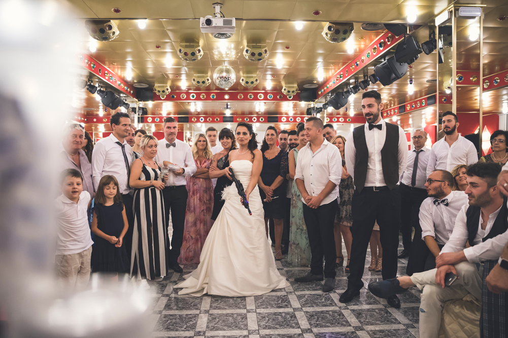 sparare, giochi con la pistola, sposarsi, scherzi di matrimonio, matrimonio a fabrica di roma, matrimonio a caprarola, ronciglione, viterbo, tuscia, tuscia matrimoni, destinazione tuscia, fotografo di viterbo, fotografo di roma, fotografo di reportage, luca storri fotografo, no foto in posa, raccontare emozioni, raccontare gli scherzi, amici degli sposi, risate, momenti felici