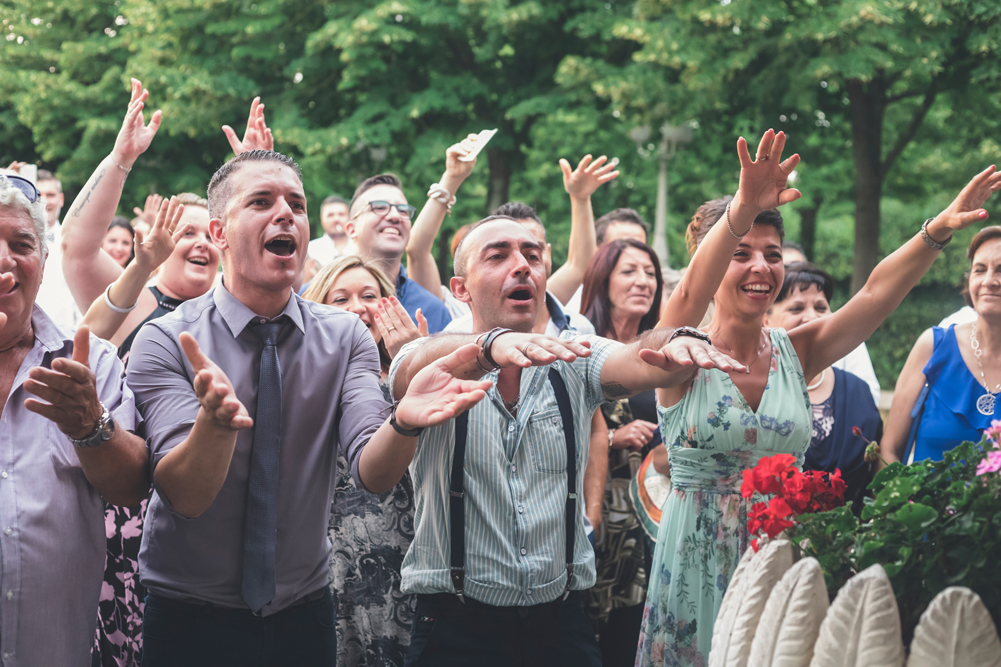 matrimonio a fabrica di roma, momento sorpresa, sorpresa sposa, amici degli sposi, matrimonio nella tuscia, tuscia matrimoni, fotografo di viterbo, fotografo di fabrica di roma, fotografo, luca storri fotografo, viterbo, ronciglione, caprarola, ristorante i due cigni, tuscia