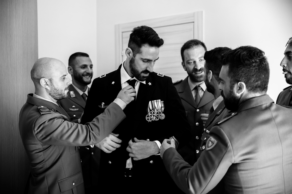 esercito italiano, alpini, patrioti, torino, trasferta, matrimonio, matrimonio amico, matrimonio nella tuscia, fabrica di roma, viterbo, lazio, italia, roma, luca storri fotografo, fotografo di viterbo, fotografo della tuscia, fotografo di roma, no foto in posa, attimo tra colleghi, fratelli d'arma