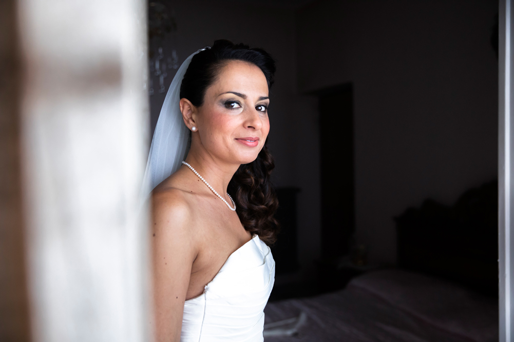 preparazione della sposa, sposa, fabrica di roma, dettagli sposa, matrimonio nella tuscia, matrimonio a fabrica di roma, rito religioso, matrimonio viterbo, fotografo di viterbo, fotografo di roma, fotografo della tuscia, luca storri fotografo, disponibilità, fotografia di reportage, no foto in posa, orecchini, velo, casa della sposa, collana della sposa, camera da letto