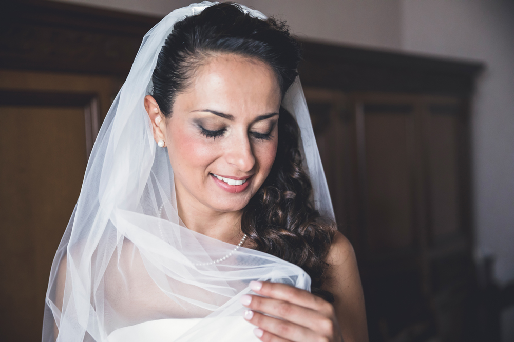 sposa, preparativi della sposa, giocare con il velo, velo della sposa, matrimonio nella tuscia, sposarsi, matrimonio a fabrica di roma, fabrica di roma, soriano nel cimino, italia, lazio, viterbo, luca storri fotografo, fotografo di viterbo, fotografo di roma, fotografo di fabrica di roma, fotografia di reportage, sorriso, denti bianchi, tuscia, mytuscia