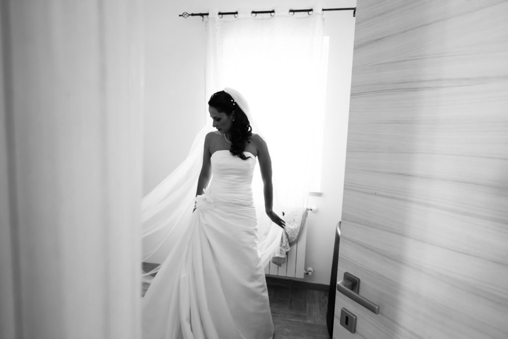 reportage, raccontare attimi, no foto in posa, tamara, luca storri fotografo, vestito lungo, velo, attimi di preparazione, preparazione sposa, vestito della sposa, merinda spose, viterbo, lazio