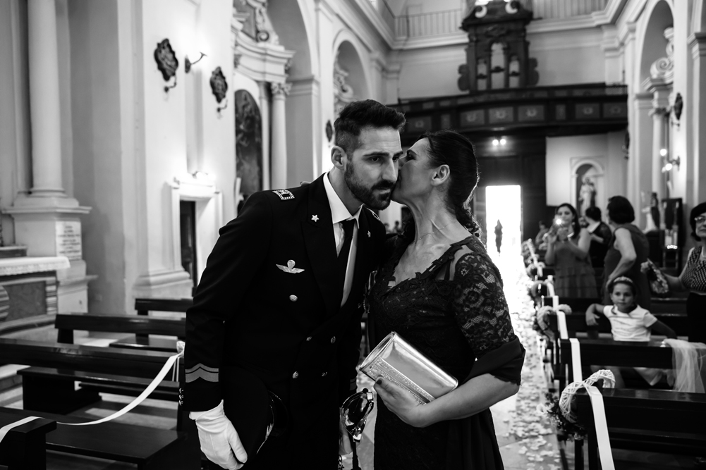 sposo, matrimonio in chiesa, matrimonio a fabrica di roma, matrimonio nella tuscia, matrimonio agro falisco, militare, alpino, alpini, bacio della mamma, rito religioso, fotografo di matrimonio, fotografo di viterbo, fotografo di roma, fotografo di fabrica di roma, fotografo della tuscia, tuscia, italia, soriano nel cimino, viterbo, lazio, no foto in posa, fotografia di reportage