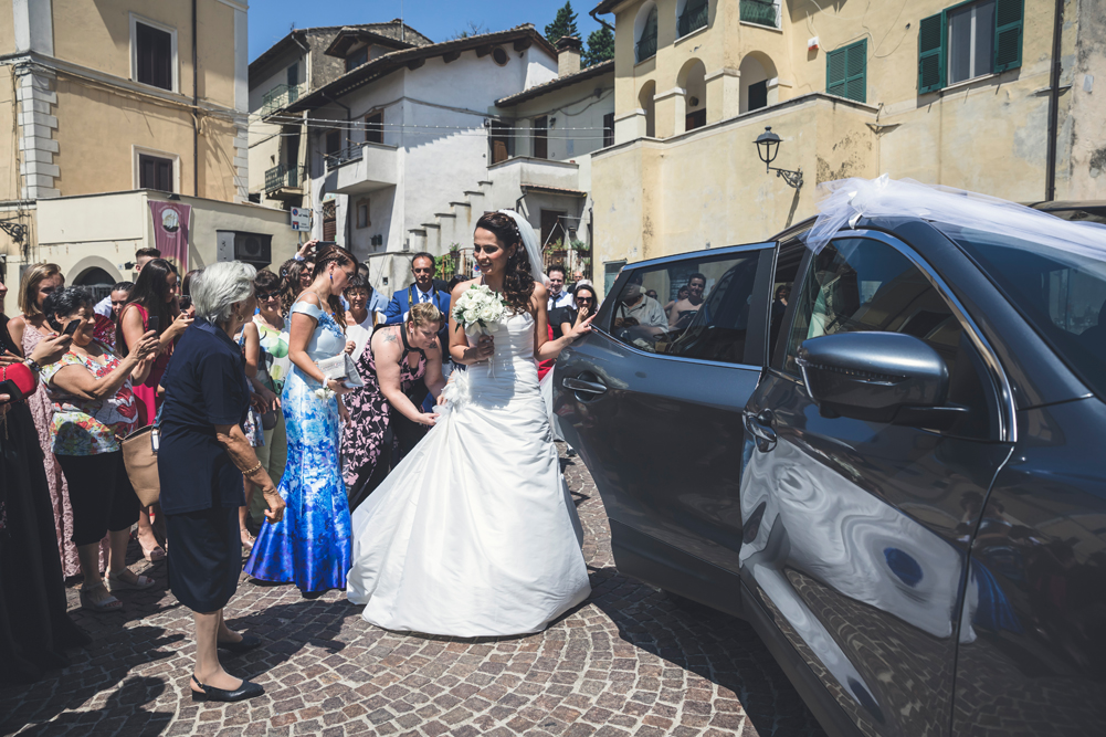 arrivo della sposa, piazza di fabrica di roma, fabrica di roma, viterbo, tuscia, mytuscia, soriano nel cimino, lazio, fotografo di viterbo, fotografo di roma, fotografo della tuscia, luca storri fotografo, macchina della sposa, testimoni della sposa, paese, festa in paese