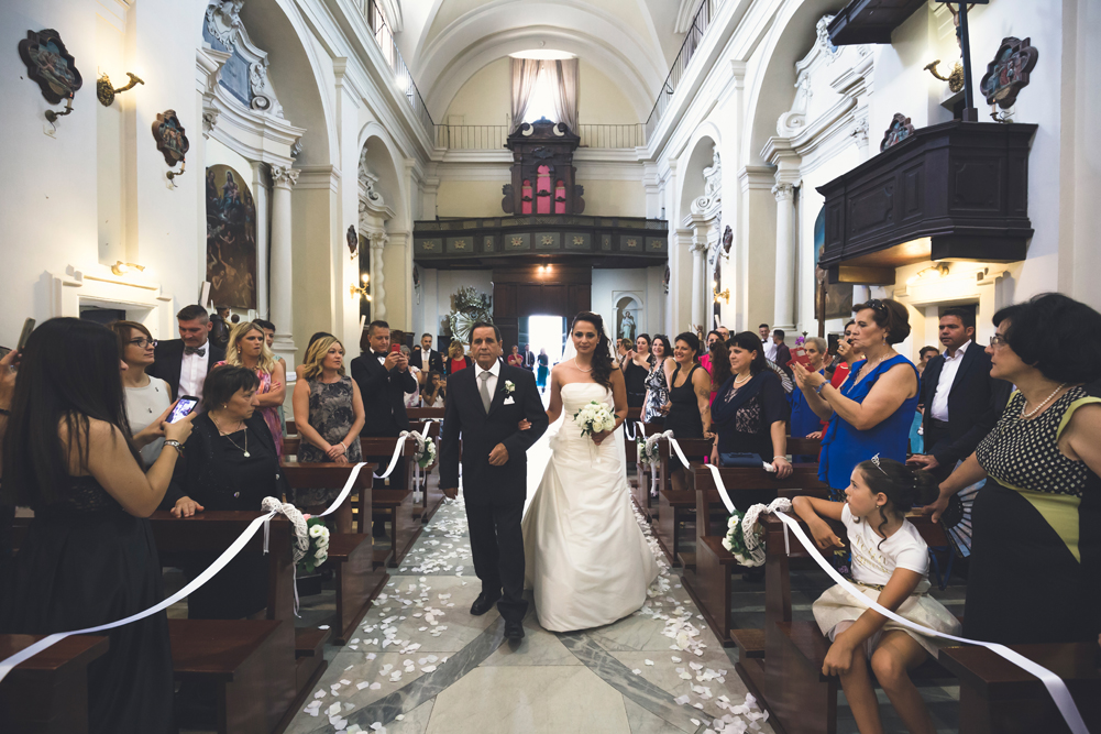 matrimonio a fabrica di roma, fabrica di roma, soriano nel cimino, viterbo, tuscia, italia, lazio, roma, fotografo di viterbo, fotografo di roma, fotografo della tuscia, no foto in posa, marcia nuziale, padre e figlia, attesa all'altare, attesa sposo, amici e parenti, luca storri fotografo