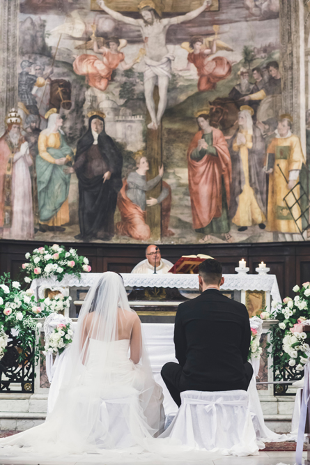 matrimonio a fabrica di roma, matrimonio rito religioso, chiesa, chiesa collegiata san silvestro papa, affresco, fotografo di viterbo, fotografo di roma, fotografo della tuscia, no foto in posa, affresco, religione, religione cattolica