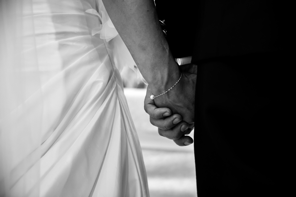 matrimonio a fabrica di roma, matrimonio nella tuscia, matrimonio agro falisco, chiesa collegiata san silvestro papa, fotografo della tuscia, fotografo di viterbo, fotografo di roma, tuscia, luca storri fotografo, mani, stringere la mano, finalmente sposi, sposarsi, amarsi, braccialetto, regalo di matrimonio, tenersi per mano