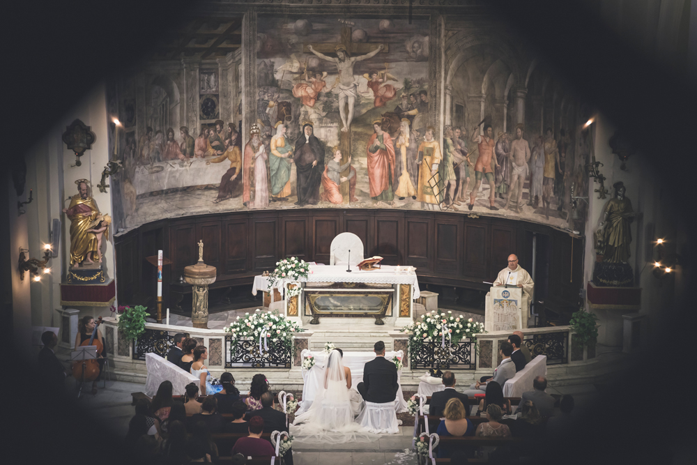 matrimonio a fabrica di roma, matrimonio nella tuscia, matrimonio agro falisco, affresco, chiesa collegiata san silvestro papa, don luigi, viterbo, luca storri fotografo, fotografo di viterbo, fotografo di roma, fotografo della tuscia, nuova prospettiva, sposarsi, matrimoni, fotografo di matrimoni, parenti e amici, no foto in posa, foto nascosta