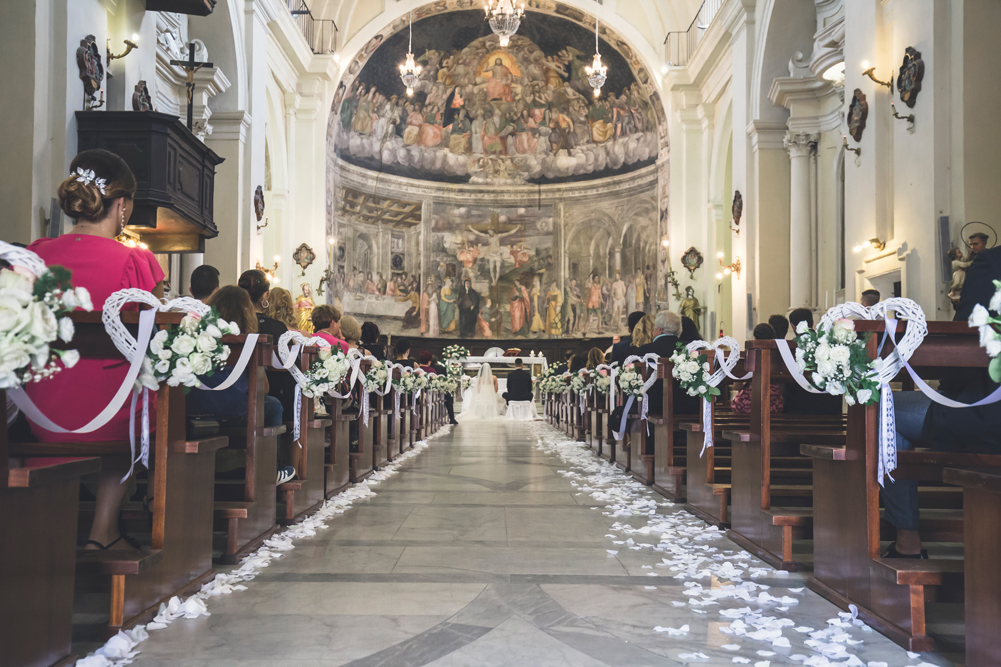 matrimonio a fabrica di roma, fabrica di roma, viterbo, tuscia, roma, fotografo di reportage, chiesa collegiata san silvestro papa, fotografo di viterbo, fotografo di roma, tuscia, agro falisco, luca storri fotografo, no foto in posa, addobbo sposi chiesa