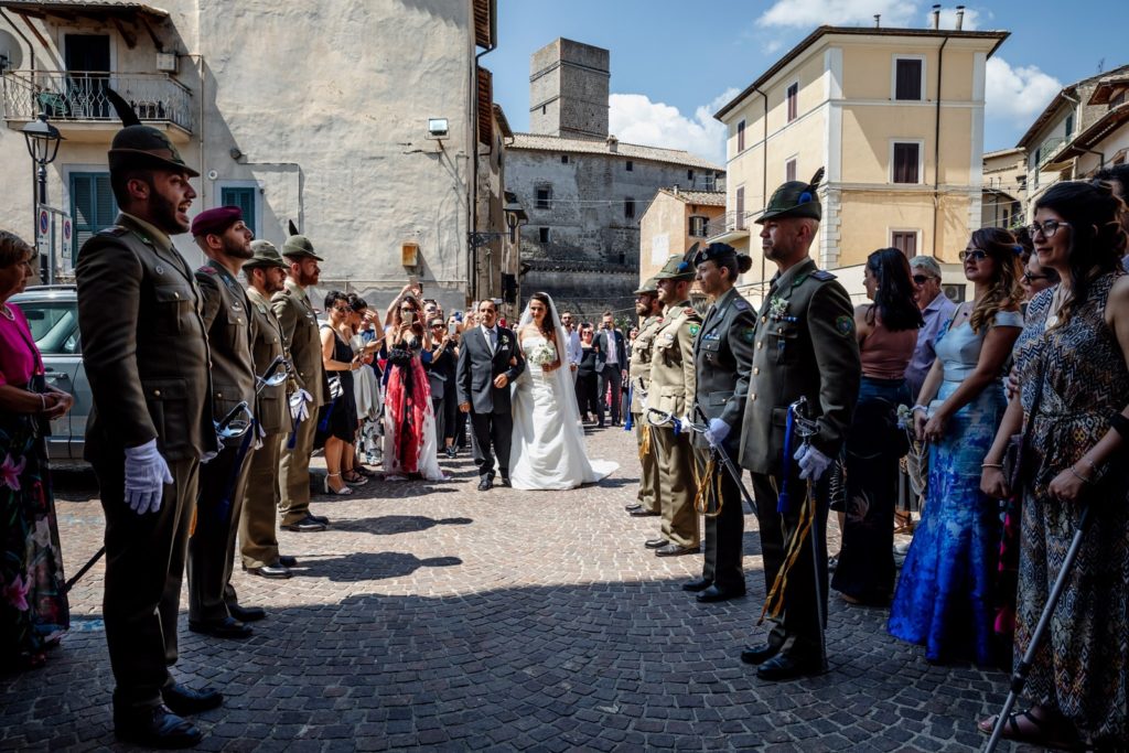 entrata ristorante sposi, matrimonio a fabrica di roma, matrimonio a caprarola, matrimonio nella tuscia, fotografo di viterbo, fotografo della tuscia, fotografo nella tuscia, fotografo di roma, fotografo di reportage, raccontare emozioni, no foto in posa, amici degli sposi, ricevimento nuziale, ristorante i due cigni, luca storri fotografo, via roma 32, bacio degli sposi, reportage matrimoniale