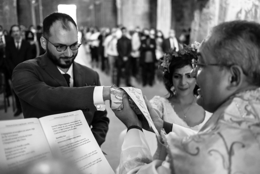 matrimonio abbazia di santa maria in falleri, matrimonio luisa e luigi riccardo, matrimonio fabrica di roma, fotografo di reportage matrimoniale, fotografo di matrimonio, luca storri fotografo, chiesa circestense santa maria in falleri, falerii novi, luce naturale, fotografo emozionale, fotografo empatico, fotografo di matrimonio viterbo, fotografo matrimonio roma, bacio degli sposi, sposarsi nel 2020, rito religioso, arco di giove, matrimonio a settembre, foto non in posa, fotografia di reportage emozionale, fotografia di reportage, reportage fotografico, reportage matrimoniale, vivere il matrimonio, matrimonio, sguardo degli sposi, abbazia cistercense di santa maria in falleri, sguardo degli sposi, destination wedding, sposarsi nella tuscia, agro falisco, abbraccio degli sposi, momenti di un matrimonio, unione degli sposi, unione sposi, rito medievale