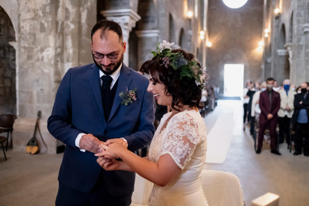 matrimonio abbazia di santa maria in falleri, matrimonio luisa e luigi riccardo, matrimonio fabrica di roma, fotografo di reportage matrimoniale, fotografo di matrimonio, luca storri fotografo, chiesa circestense santa maria in falleri, falerii novi, luce naturale, fotografo emozionale, fotografo empatico, fotografo di matrimonio viterbo, fotografo matrimonio roma, bacio degli sposi, sposarsi nel 2020, rito religioso, arco di giove, matrimonio a settembre, foto non in posa, fotografia di reportage emozionale, fotografia di reportage, reportage fotografico, reportage matrimoniale, vivere il matrimonio, matrimonio, sguardo degli sposi, abbazia cistercense di santa maria in falleri, sguardo degli sposi, destination wedding, sposarsi nella tuscia, agro falisco, abbraccio degli sposi, momenti di un matrimonio