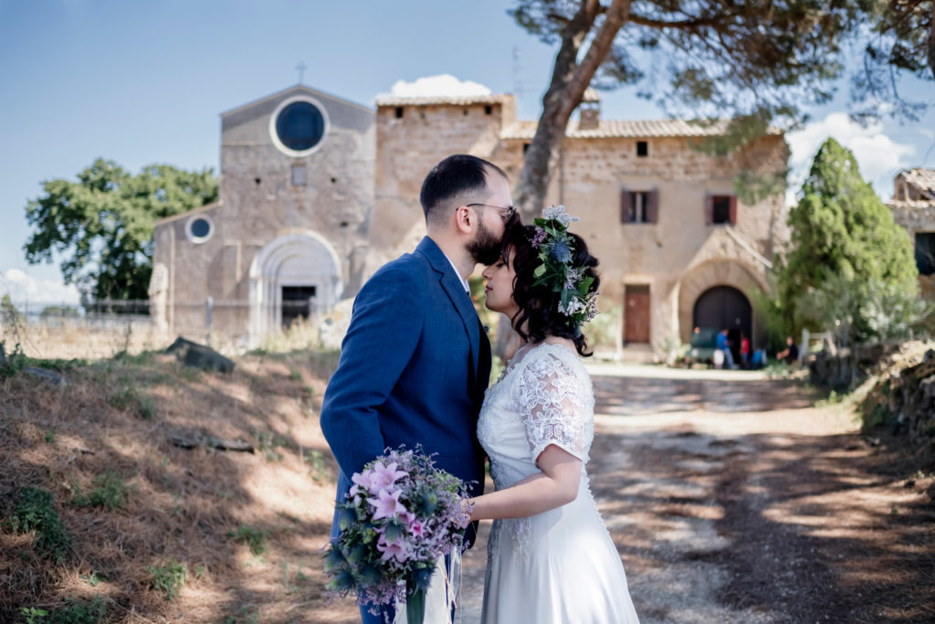 matrimonio abbazia di santa maria in falleri, matrimonio luisa e luigi riccardo, matrimonio fabrica di roma, fotografo di reportage matrimoniale, fotografo di matrimonio, luca storri fotografo, chiesa circestense santa maria in falleri, falerii novi, luce naturale, fotografo emozionale, fotografo empatico, fotografo di matrimonio viterbo, fotografo matrimonio roma, bacio degli sposi, sposarsi nel 2020, rito religioso, arco di giove, matrimonio a settembre, foto non in posa, fotografia di reportage emozionale, fotografia di reportage, reportage fotografico, reportage matrimoniale, vivere il matrimonio, matrimonio, sguardo degli sposi, abbazia cistercense di santa maria in falleri, sguardo degli sposi, destination wedding, sposarsi nella tuscia, agro falisco, abbraccio degli sposi, momenti di un matrimonio