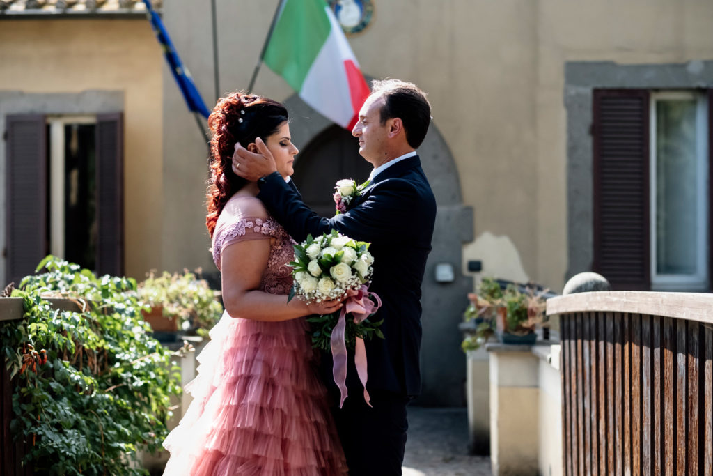 reportage matrimoniale, momento degli sposi, sposarsi al lago, bella venere, ristorante la bella venere, intimità degli sposi, sposarsi, matrimonio, fotografia spontanea, fotografia di reportage, reportage fotografico, fotografo fabrica di roma, fotografo di matrimonio di viterbo, fotografo di matrimonio di roma, sposarsi al tramonto, momenti unici, bacio degli sposi, scambio delle fedi, destination wedding, wedding reportage photography, fotografia di reportage emozionale, fotografia emozionale, emozioni, ballo degli sposi, sguardi degli sposi, sposarsi al lago di vico, lago di vico, gioielli della sposa, vestito della sposa, preparazione sposa, luca storri fotografo, caprarola, sposarsi in natura, no foto in posa, fotografie autentiche, matrimonio autentico, matrimonio spontaneo, matrimonio unico, matrimonio a viterbo, matrimonio a fabrica di roma, matrimonio comune di fabrica di roma, abbraccio degli sposi, brindisi sposi, brindisi amici sposi, torta nuziale, taglio della torta, taglio torta sposi, lancio del bouquet, il germoglio, composizione floreale