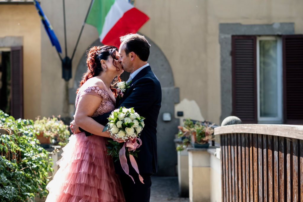 reportage matrimoniale, momento degli sposi, sposarsi al lago, bella venere, ristorante la bella venere, intimità degli sposi, sposarsi, matrimonio, fotografia spontanea, fotografia di reportage, reportage fotografico, fotografo fabrica di roma, fotografo di matrimonio di viterbo, fotografo di matrimonio di roma, sposarsi al tramonto, momenti unici, bacio degli sposi, scambio delle fedi, destination wedding, wedding reportage photography, fotografia di reportage emozionale, fotografia emozionale, emozioni, ballo degli sposi, sguardi degli sposi, sposarsi al lago di vico, lago di vico, gioielli della sposa, vestito della sposa, preparazione sposa, luca storri fotografo, caprarola, sposarsi in natura, no foto in posa, fotografie autentiche, matrimonio autentico, matrimonio spontaneo, matrimonio unico, matrimonio a viterbo, matrimonio a fabrica di roma, matrimonio comune di fabrica di roma, abbraccio degli sposi, brindisi sposi, brindisi amici sposi, torta nuziale, taglio della torta, taglio torta sposi, lancio del bouquet, il germoglio, composizione floreale