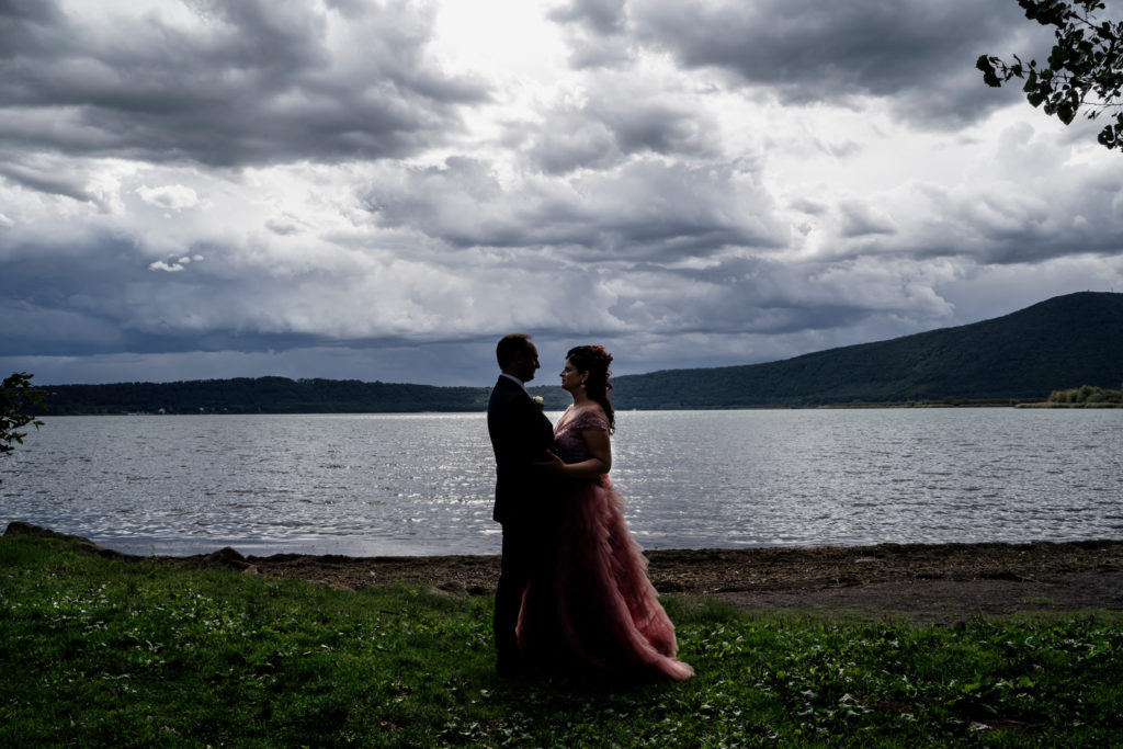 reportage matrimoniale, momento degli sposi, sposarsi al lago, bella venere, ristorante la bella venere, intimità degli sposi, sposarsi, matrimonio, fotografia spontanea, fotografia di reportage, reportage fotografico, fotografo fabrica di roma, fotografo di matrimonio di viterbo, fotografo di matrimonio di roma, sposarsi al tramonto, momenti unici, bacio degli sposi, scambio delle fedi, destination wedding, wedding reportage photography, fotografia di reportage emozionale, fotografia emozionale, emozioni, ballo degli sposi, sguardi degli sposi, sposarsi al lago di vico, lago di vico, gioielli della sposa, vestito della sposa, preparazione sposa, luca storri fotografo, caprarola, sposarsi in natura, no foto in posa, fotografie autentiche, matrimonio autentico, matrimonio spontaneo, matrimonio unico, matrimonio a viterbo, matrimonio a fabrica di roma, matrimonio comune di fabrica di roma, abbraccio degli sposi, brindisi sposi, brindisi amici sposi, torta nuziale, taglio della torta, taglio torta sposi, lancio del bouquet, il germoglio, composizione floreale