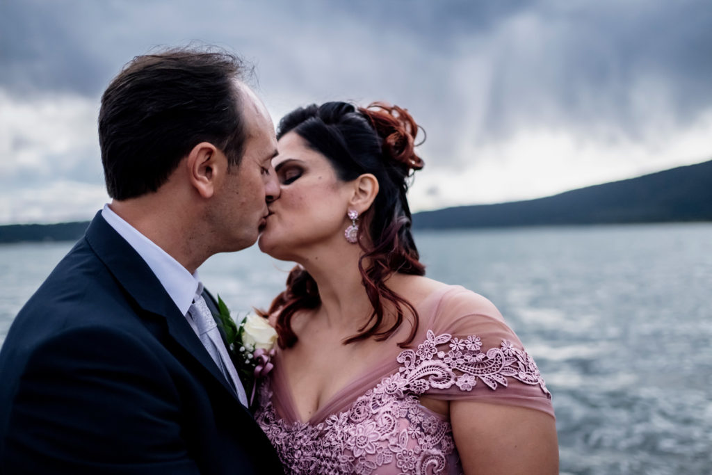 reportage matrimoniale, momento degli sposi, sposarsi al lago, bella venere, ristorante la bella venere, intimità degli sposi, sposarsi, matrimonio, fotografia spontanea, fotografia di reportage, reportage fotografico, fotografo fabrica di roma, fotografo di matrimonio di viterbo, fotografo di matrimonio di roma, sposarsi al tramonto, momenti unici, bacio degli sposi, scambio delle fedi, destination wedding, wedding reportage photography, fotografia di reportage emozionale, fotografia emozionale, emozioni, ballo degli sposi, sguardi degli sposi, sposarsi al lago di vico, lago di vico, gioielli della sposa, vestito della sposa, preparazione sposa, luca storri fotografo, caprarola, sposarsi in natura, no foto in posa, fotografie autentiche, matrimonio autentico, matrimonio spontaneo, matrimonio unico, matrimonio a viterbo, matrimonio a fabrica di roma, matrimonio comune di fabrica di roma, abbraccio degli sposi, brindisi sposi, brindisi amici sposi, torta nuziale, taglio della torta, taglio torta sposi, lancio del bouquet, il germoglio, composizione floreale