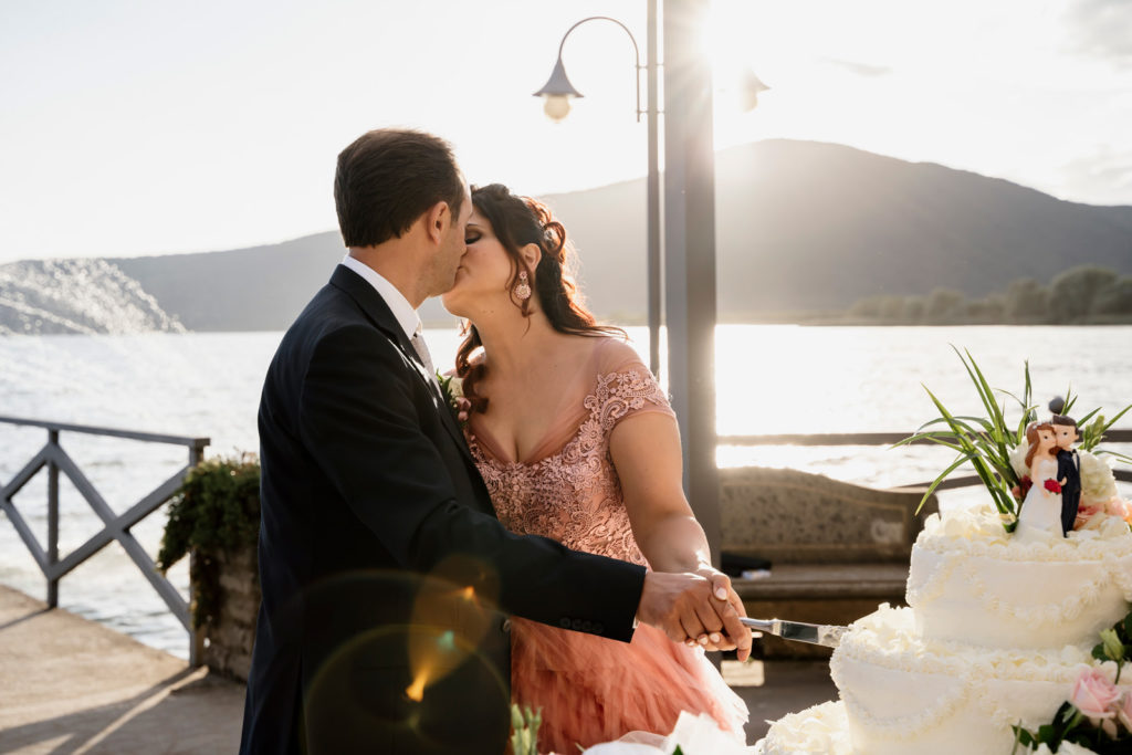 reportage matrimoniale, momento degli sposi, sposarsi al lago, bella venere, ristorante la bella venere, intimità degli sposi, sposarsi, matrimonio, fotografia spontanea, fotografia di reportage, reportage fotografico, fotografo fabrica di roma, fotografo di matrimonio di viterbo, fotografo di matrimonio di roma, sposarsi al tramonto, momenti unici, bacio degli sposi, scambio delle fedi, destination wedding, wedding reportage photography, fotografia di reportage emozionale, fotografia emozionale, emozioni, ballo degli sposi, sguardi degli sposi, sposarsi al lago di vico, lago di vico, gioielli della sposa, vestito della sposa, preparazione sposa, luca storri fotografo, caprarola, sposarsi in natura, no foto in posa, fotografie autentiche, matrimonio autentico, matrimonio spontaneo, matrimonio unico, matrimonio a viterbo, matrimonio a fabrica di roma, matrimonio comune di fabrica di roma, abbraccio degli sposi, brindisi sposi, brindisi amici sposi, torta nuziale, taglio della torta, taglio torta sposi, lancio del bouquet, il germoglio, composizione floreale