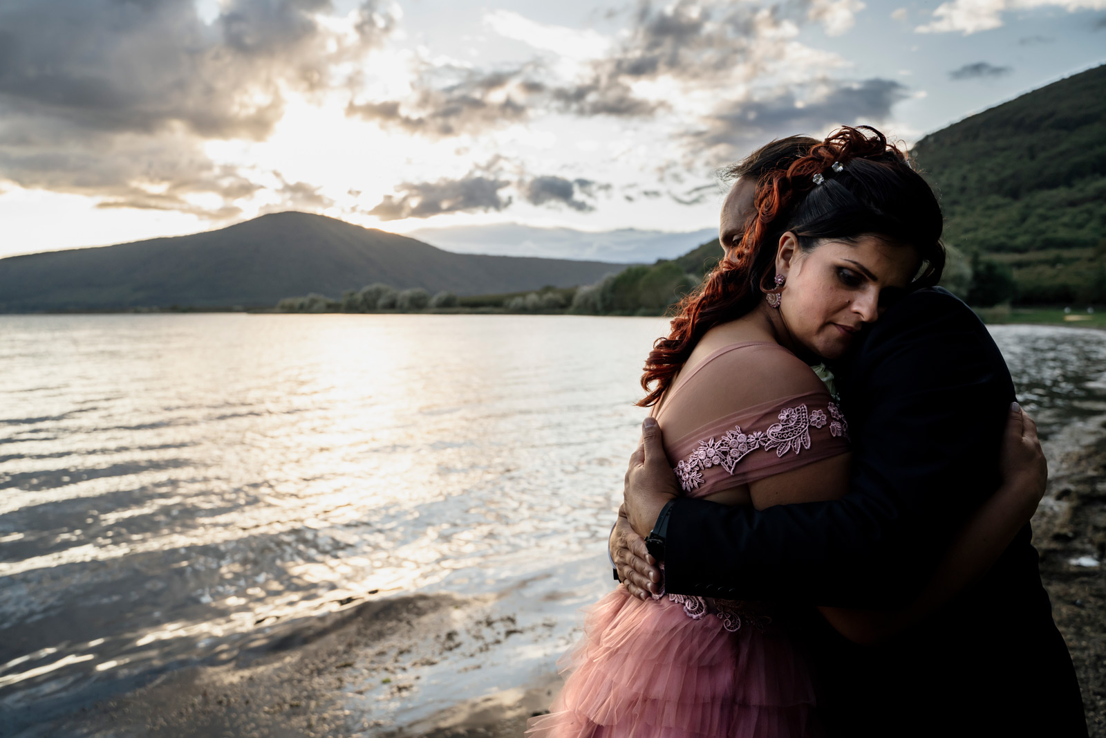 reportage matrimoniale, momento degli sposi, sposarsi al lago, bella venere, ristorante la bella venere, intimità degli sposi, sposarsi, matrimonio, fotografia spontanea, fotografia di reportage, reportage fotografico, fotografo fabrica di roma, fotografo di matrimonio di viterbo, fotografo di matrimonio di roma, sposarsi al tramonto, momenti unici, bacio degli sposi, scambio delle fedi, destination wedding, wedding reportage photography, fotografia di reportage emozionale, fotografia emozionale, emozioni, ballo degli sposi, sguardi degli sposi, sposarsi al lago di vico, lago di vico, gioielli della sposa, vestito della sposa, preparazione sposa, luca storri fotografo, caprarola, sposarsi in natura, no foto in posa, fotografie autentiche, matrimonio autentico, matrimonio spontaneo, matrimonio unico, matrimonio a viterbo, matrimonio a fabrica di roma, matrimonio comune di fabrica di roma, abbraccio degli sposi, brindisi sposi, brindisi amici sposi, location matrimonio