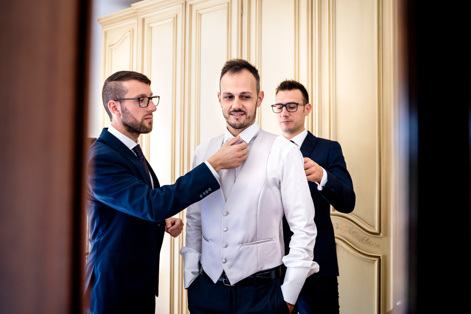 David, insieme ai suoi testimoni di matrimonio, durante le ultime fasi della sua preparazione. È in questo momento che il futuro sposo mostra tutto il suo legame intimo con il fratello e il suo amico.