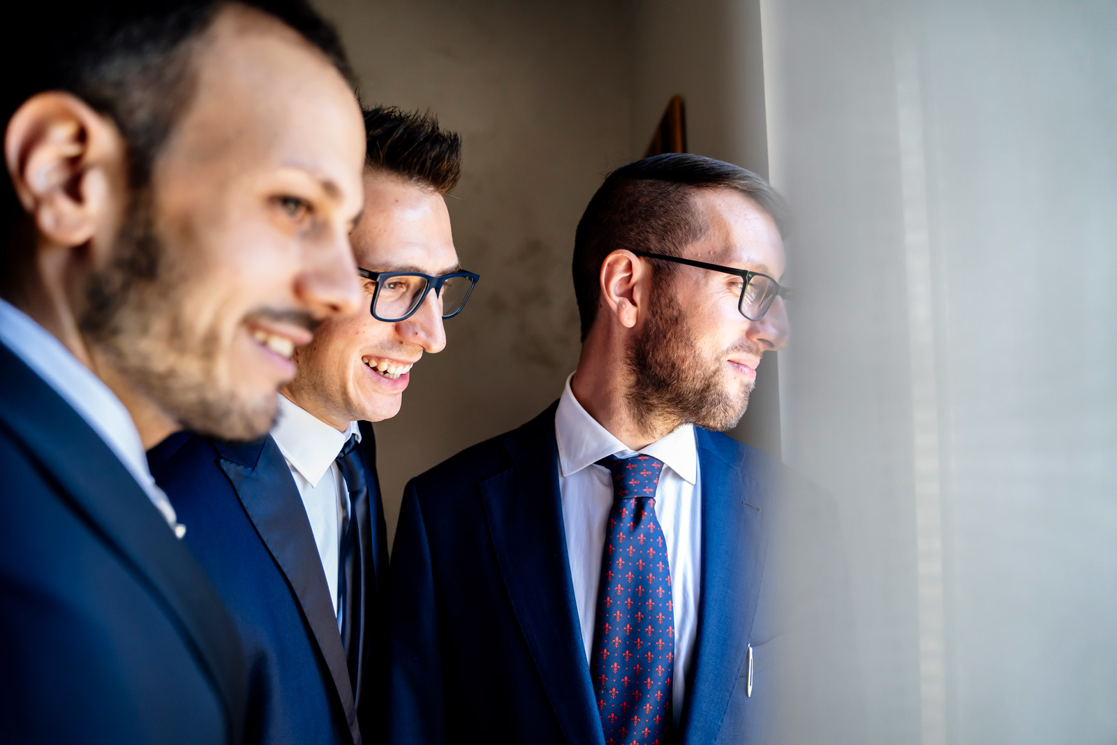 Ridere, scherzare, stemperare gli animi e godersi gli ultimi istanti prima del matrimonio guardando dalla finestra l'arrivo di tutti gli invitati.